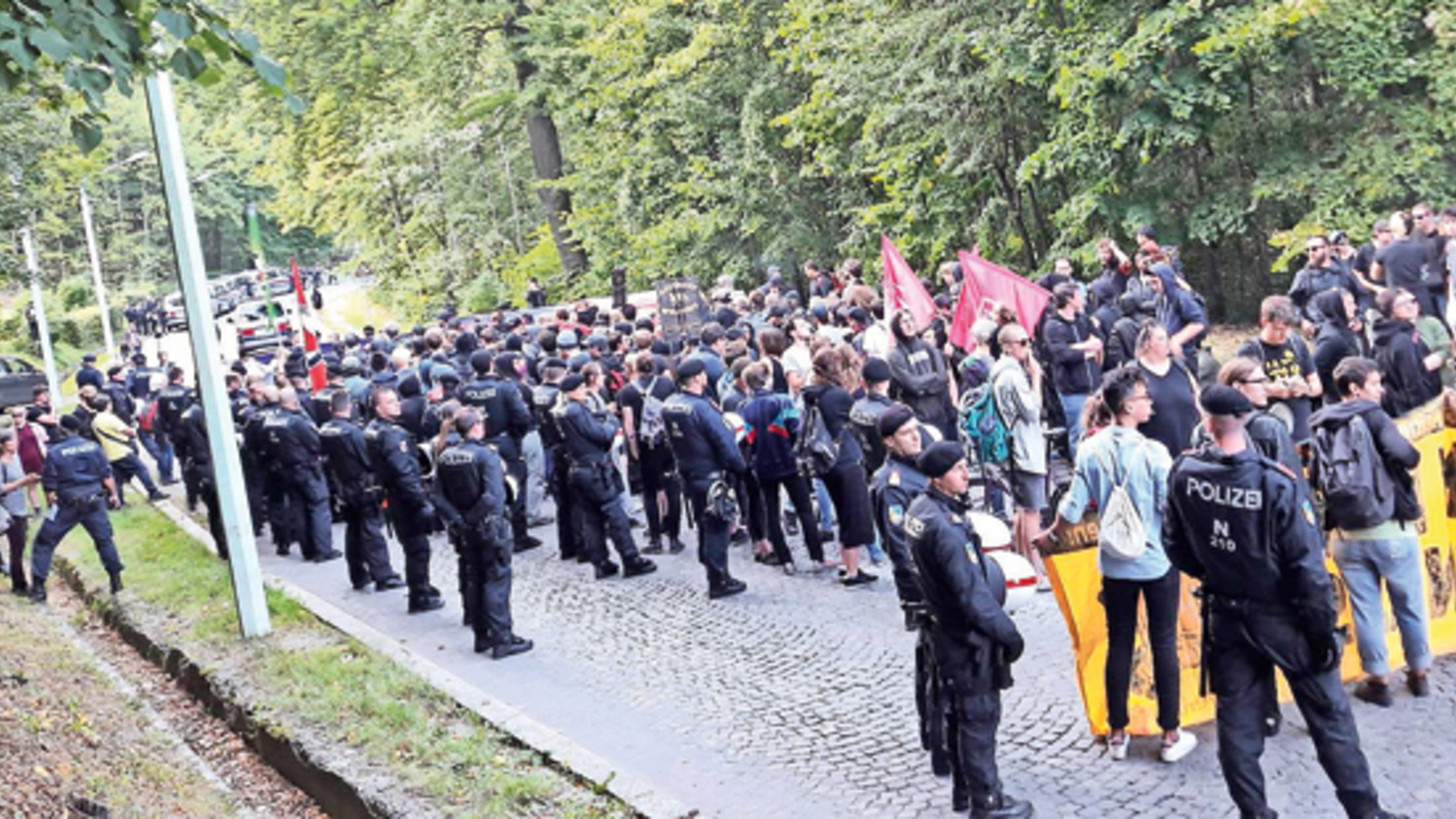 Mega Polizei Einsatz Bei Rechten Demo Oe24 At