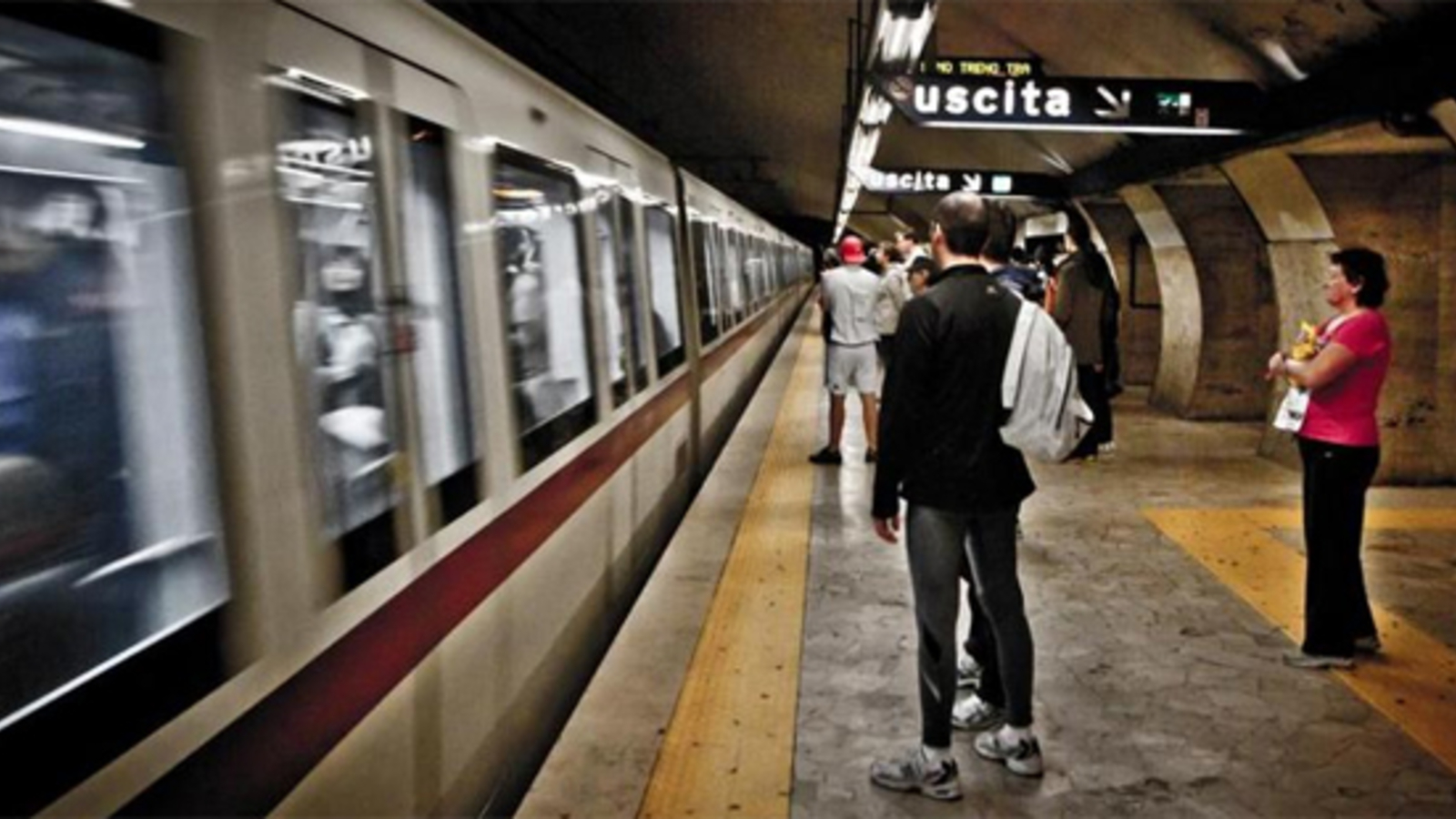 Regen Drama Jugendlicher stürzt unter U Bahn oe24 at