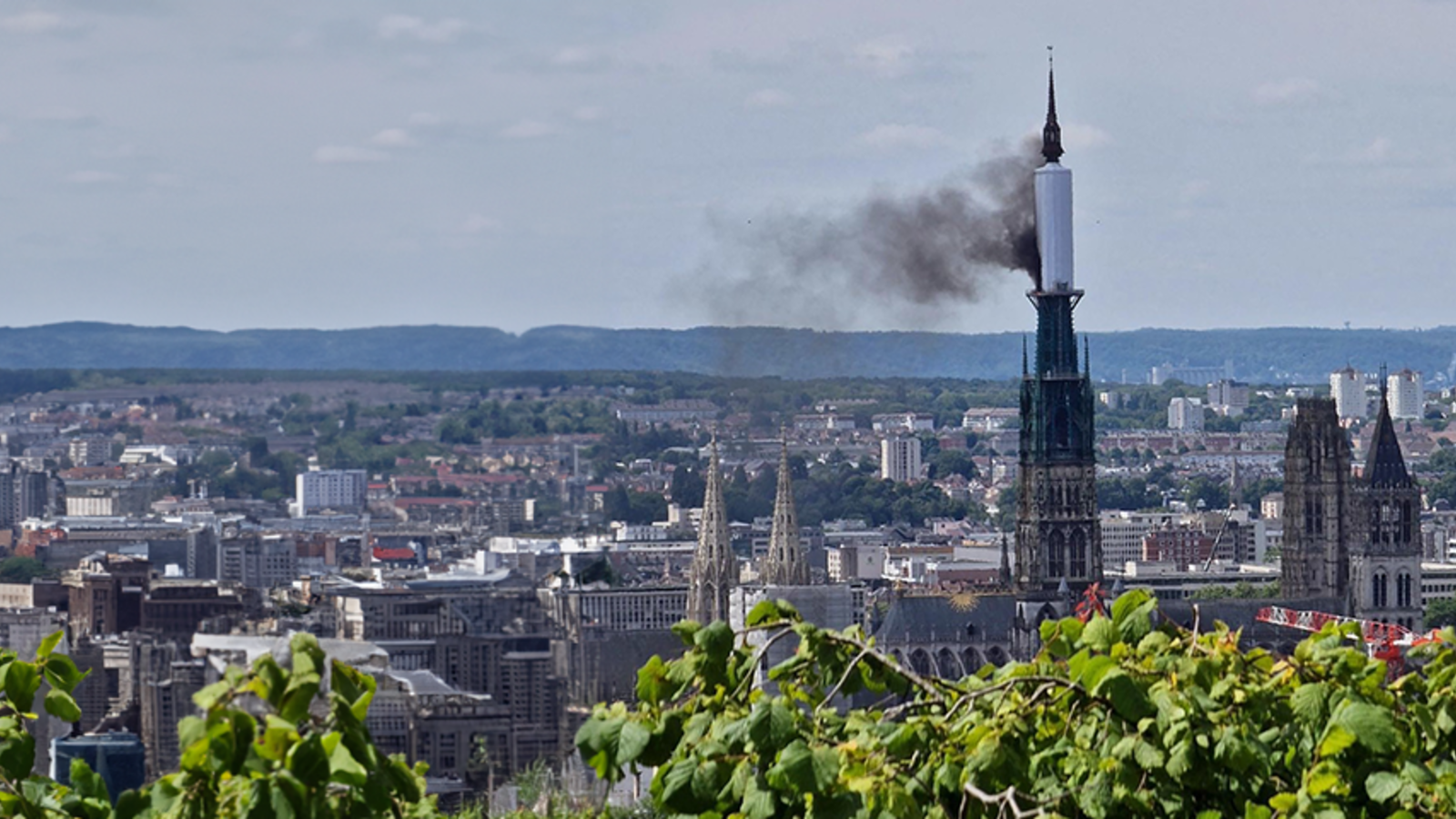 Gotische Kathedrale Von Rouen Steht In Flammen Oe At