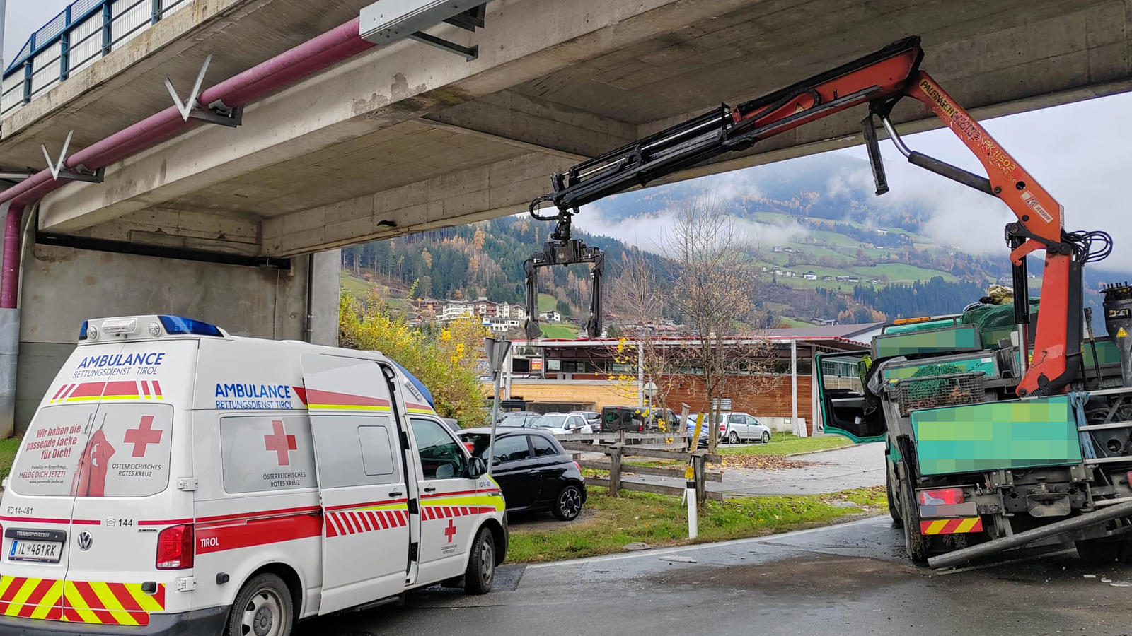 Verschätzt Lkw bleibt unter Brücke stecken oe24 at