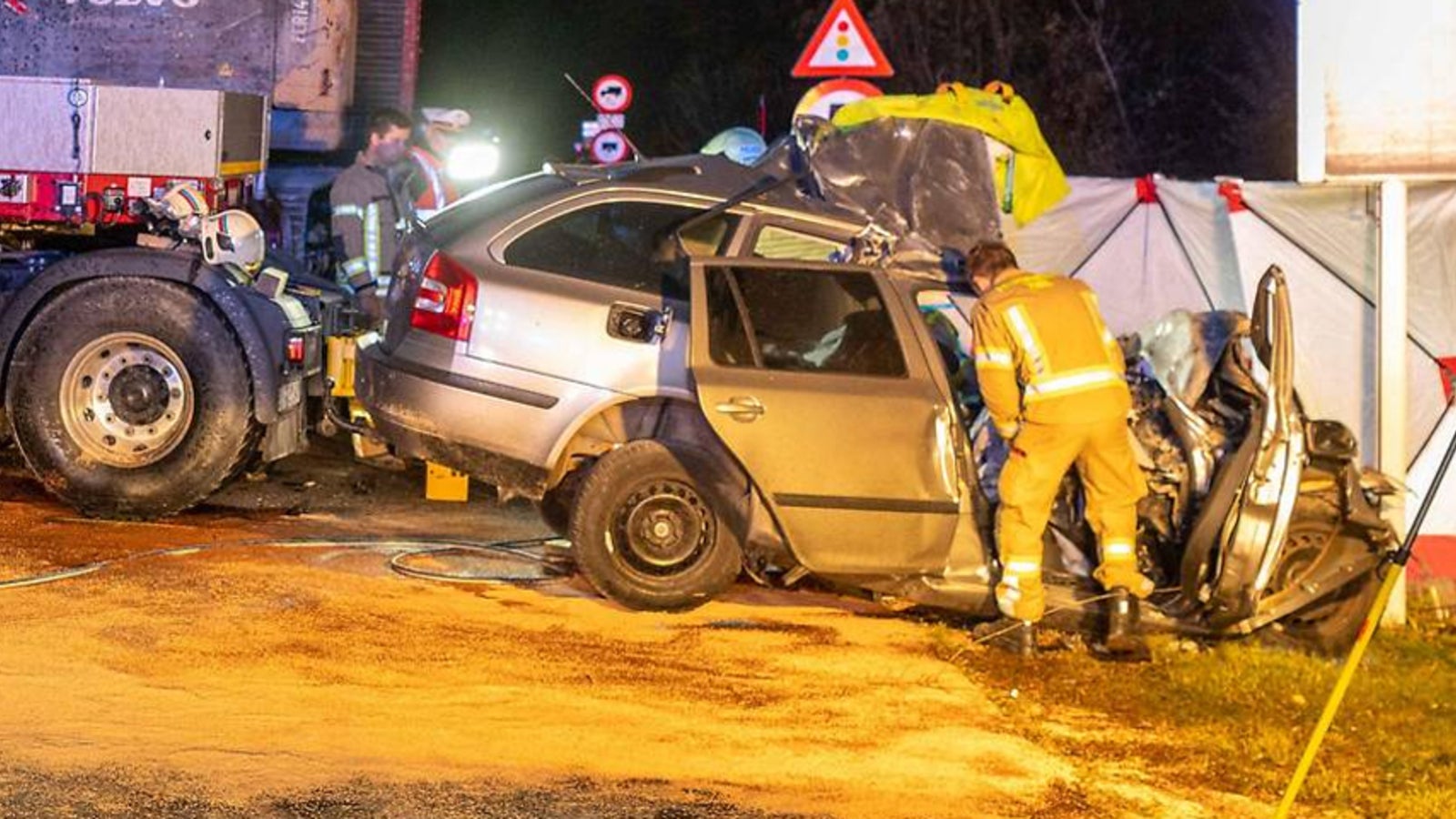 J Hriger Kracht Frontal Gegen Lkw Tot Oe At