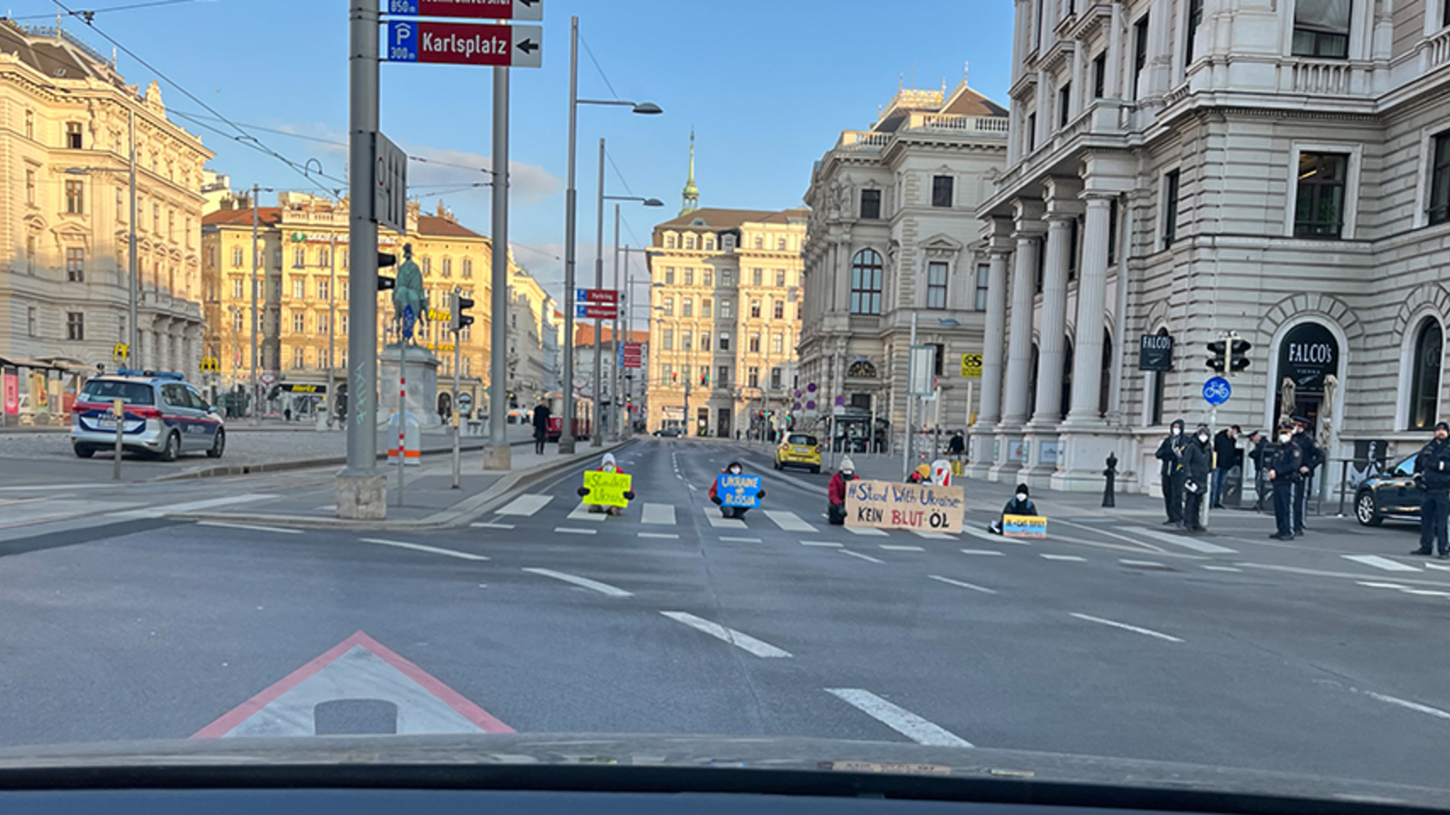 Aktivisten Blockierten Kreuzung Beim Wiener Schwarzenbergplatz Oe24 At