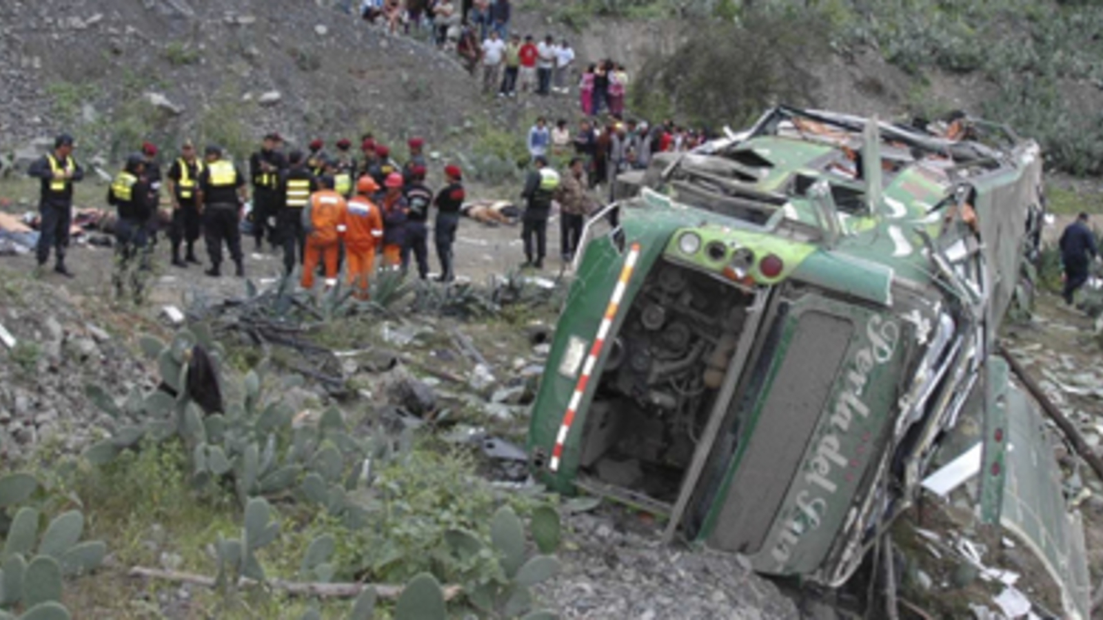 Bus stürzt 180 Meter in Tiefe oe24 at