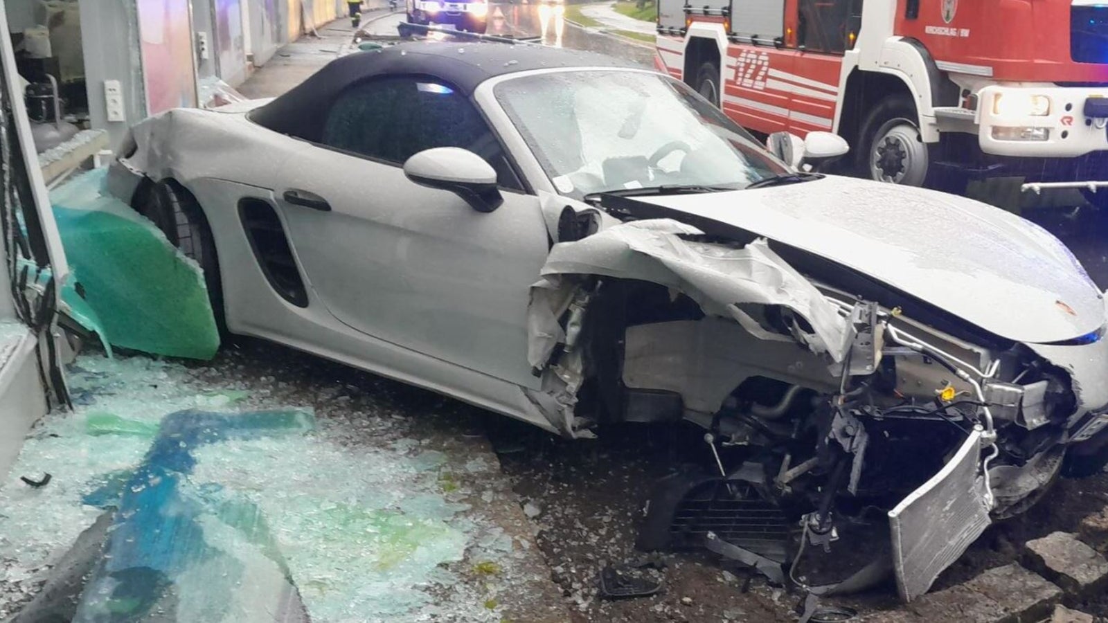 Spektakul Rer Unfall Luxus Porsche Kracht In Schaufenster Oe At