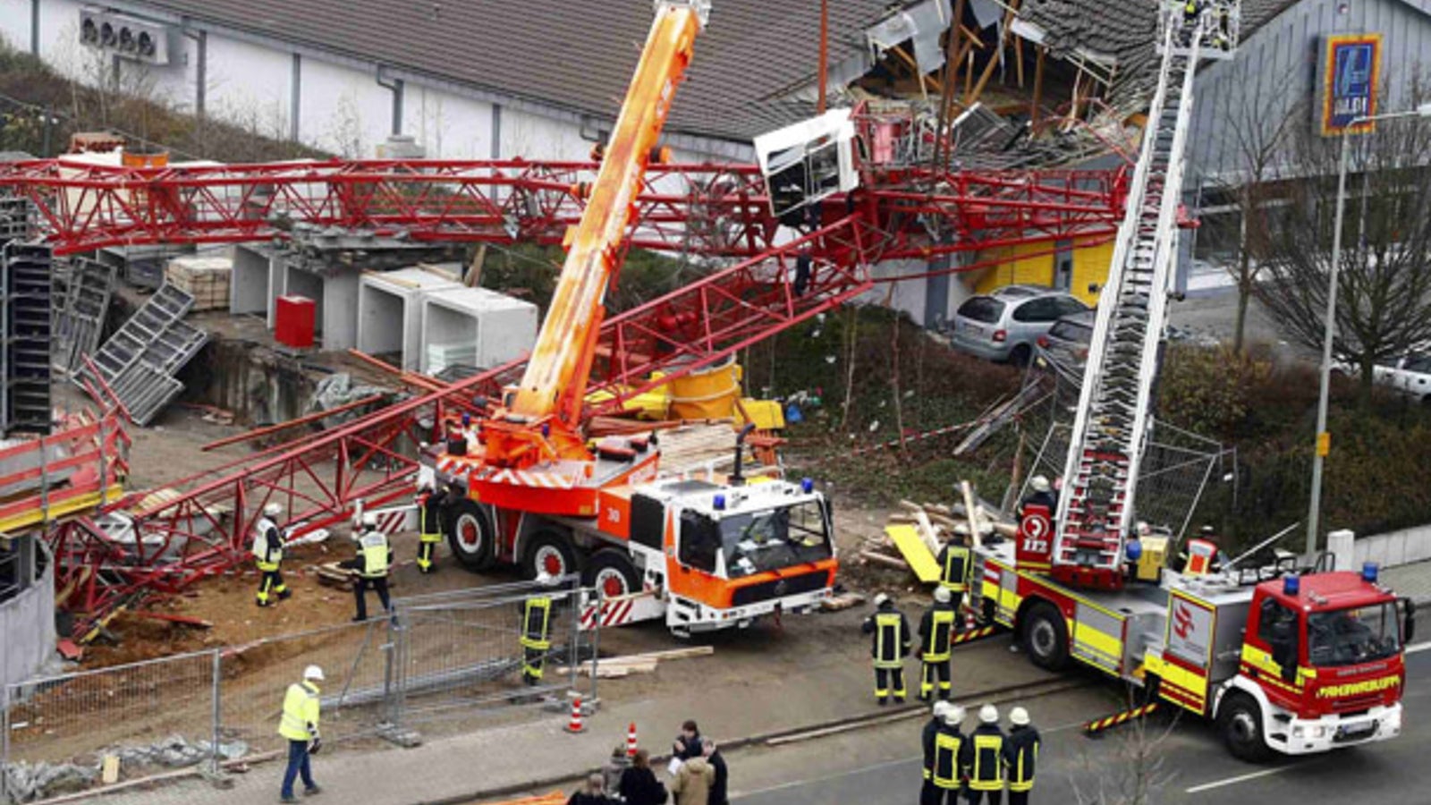 Kran Unglück fordert 1 Toten oe24 at