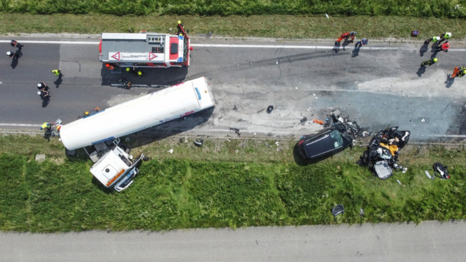 Horror Crash In O J Hriger Kracht Frontal Gegen Lkw Tot Oe At