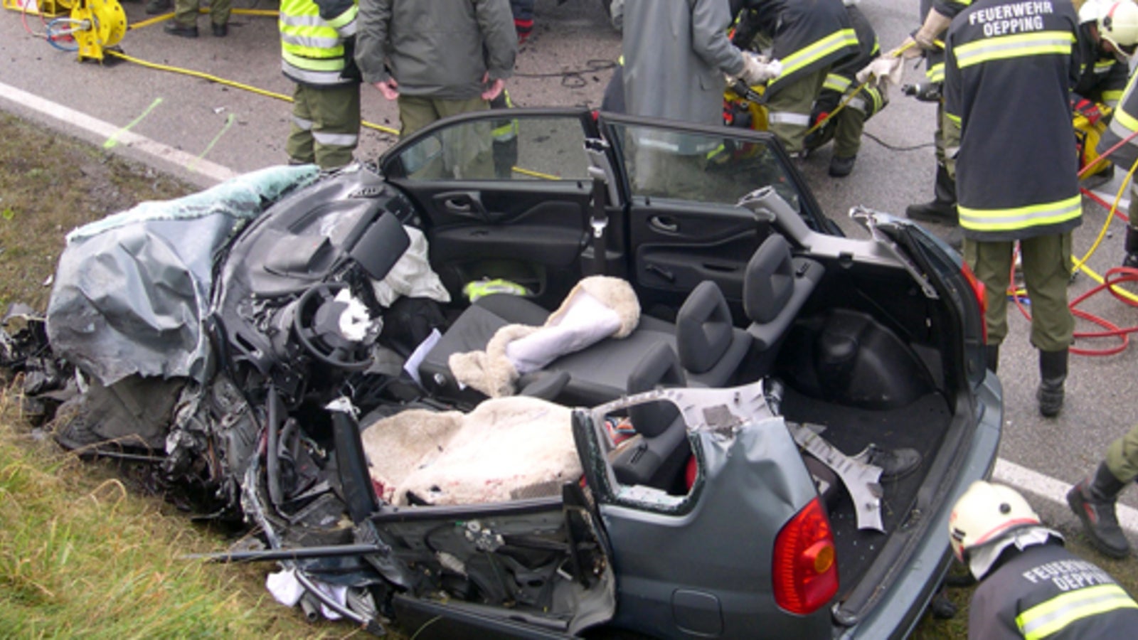 Lkw Crasht In Pkw Lenker Schwer Verletzt Oe24 At