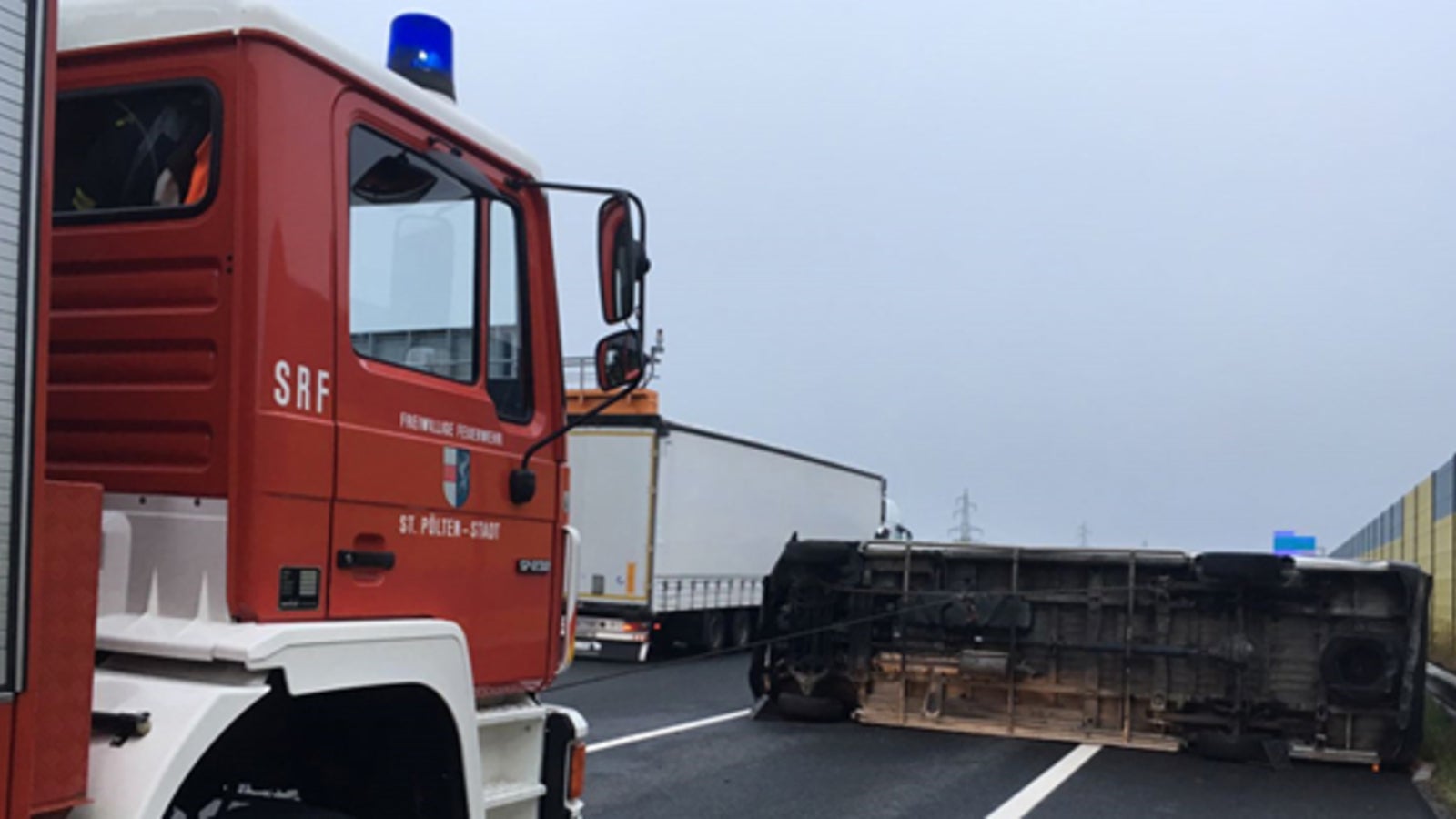 Lkw Unfall auf A1 sorgte für Stau im Frühverkehr oe24 at