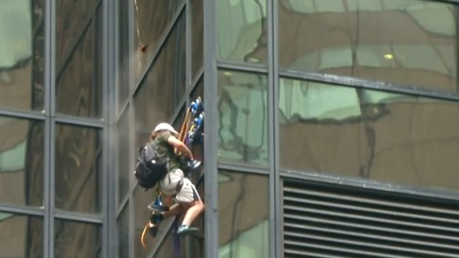 Gefährlich Mann klettert auf Trump Tower oe24 tv