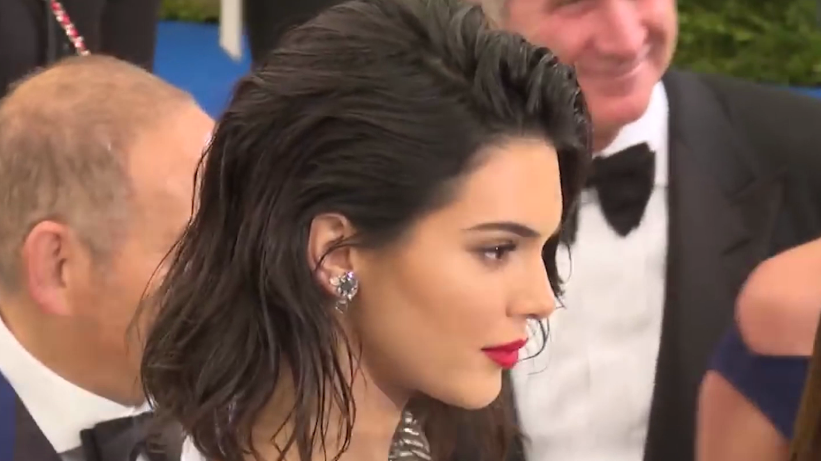 Kendall Jenner lässt nackte Brust blitzen oe24 tv