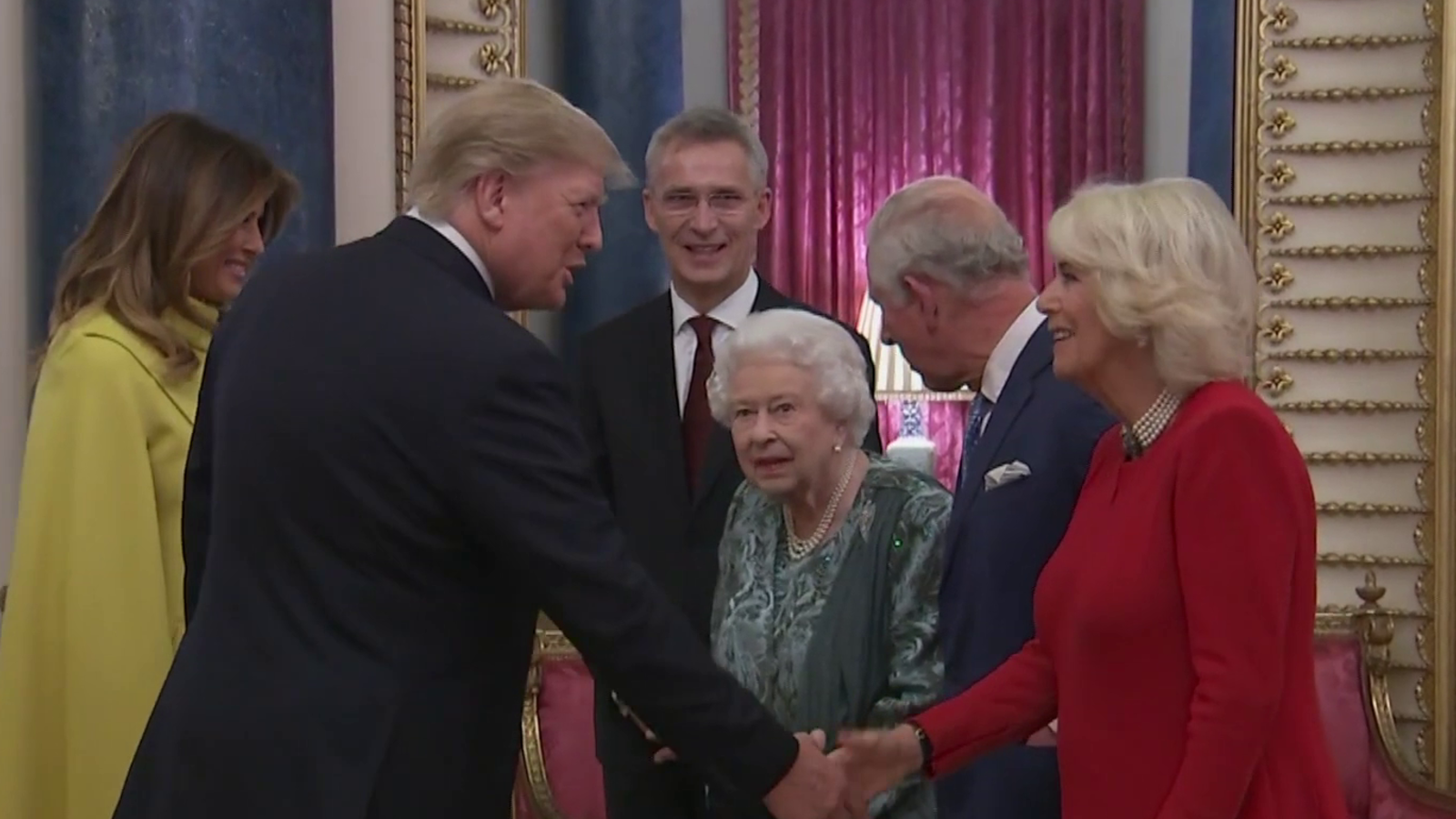 Queen lächelt bei Trump Sex Skandal weg oe24 tv