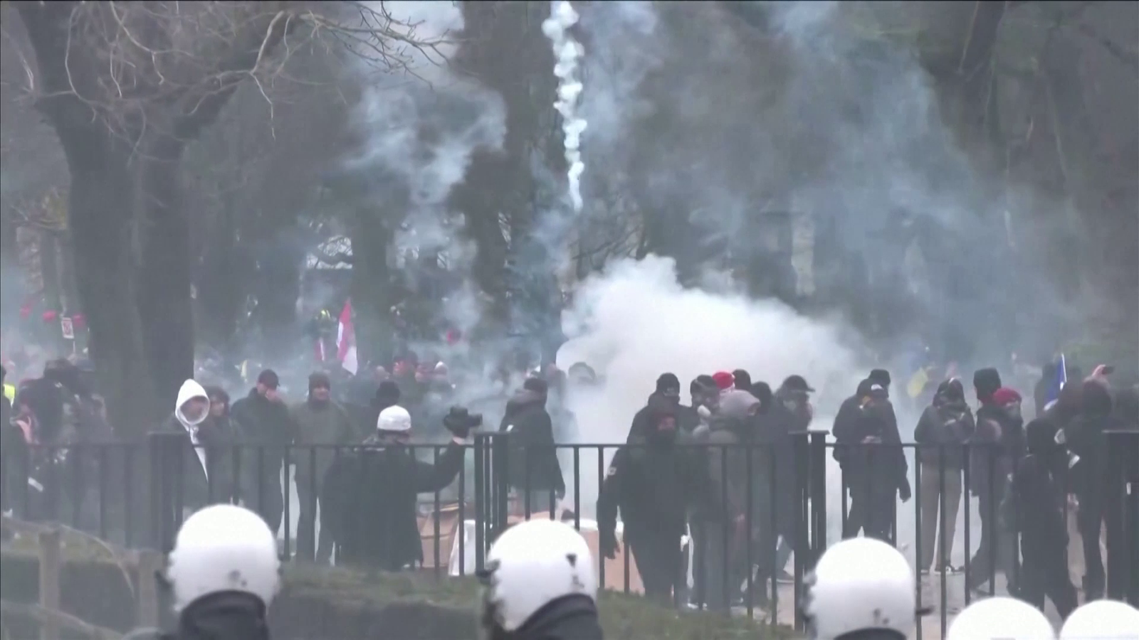 Ausschreitungen bei Corona Demo in Brüssel oe24 tv