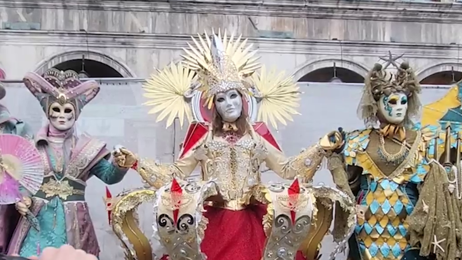 Rote K Nigin Ist Sch Nste Maske Des Karnevals Von Venedig Oe Tv