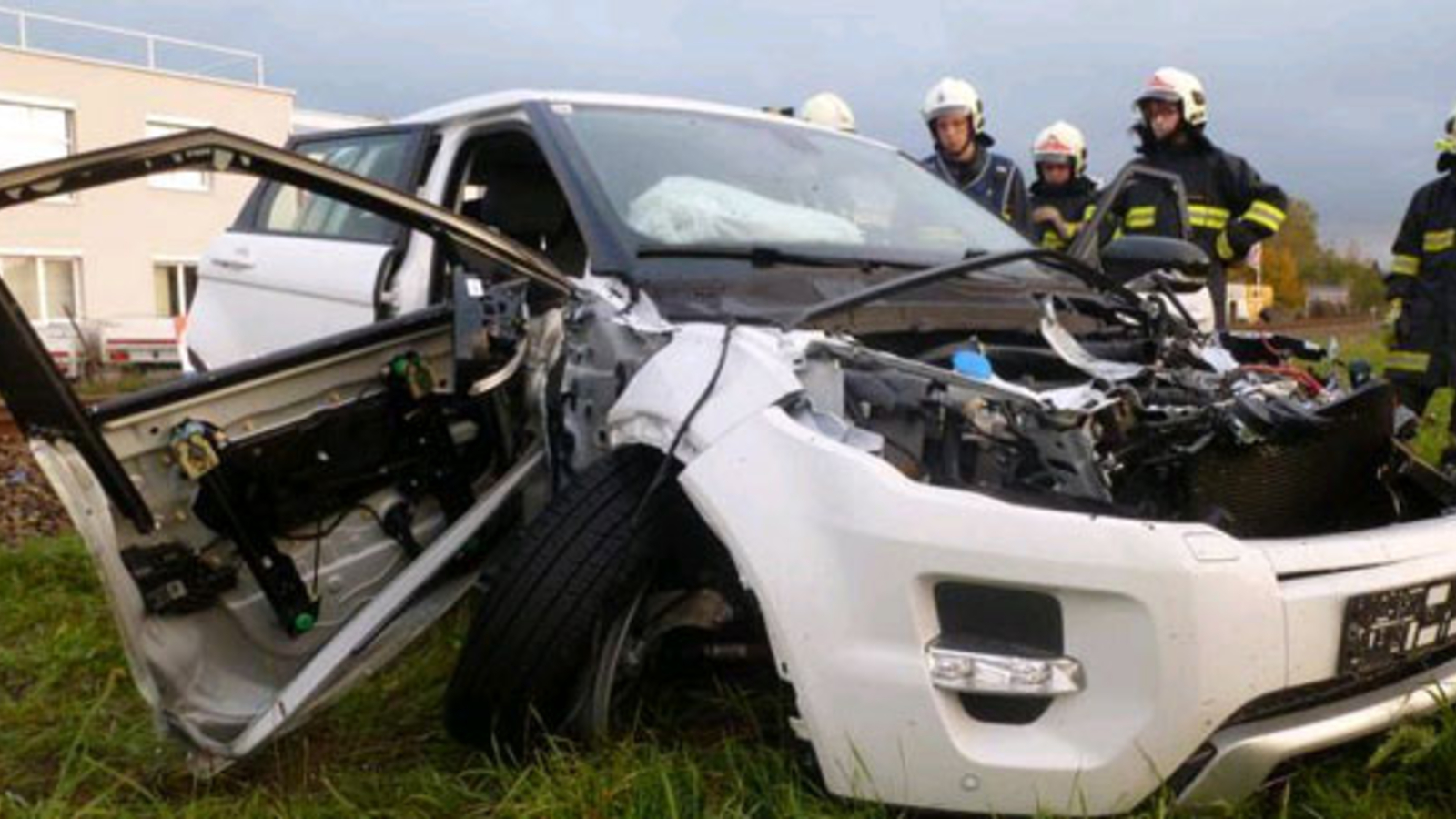 Zug Schleift Auto Mit Lenker Schwer Verletzt Oe At