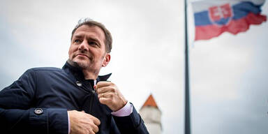 Slowakischer Ministerpraesident Igor Matovic vor Slowakischer Fahne
