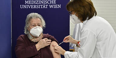 Österreich jubelt über ''Impf-Kaiserin'' Theresia | Erste Corona-Impfung Österreichs