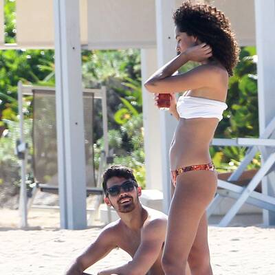 Joe Jonas flirtet am Strand