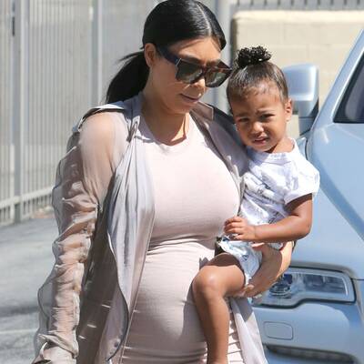 Schwangere Kim trägt Nori