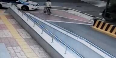 Mann lässt sich von Polizeiauto überfahren