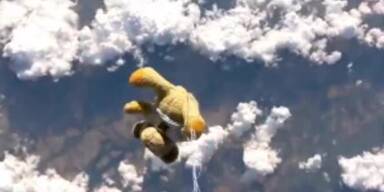 Teddy Bär springt aus Stratosphäre