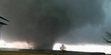 US-Familie filmt gigantischen Tornado