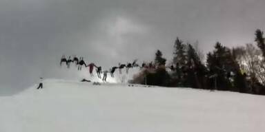 Skifahrer vollführen "Massensalto"