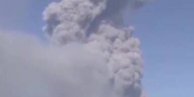 Vulkan schleudert Asche kilometerweit