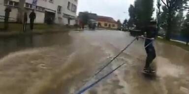 Verrückt: Tschechin surft auf Hochwasser