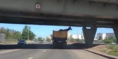 Lkw-Fahrer unterschäzt Brückenhöhe