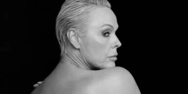 Brigitte Nielsen nackt gegen Pelz