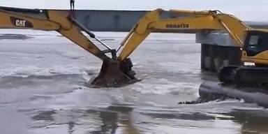 Sibirien: Kräne werden als Brücke genützt