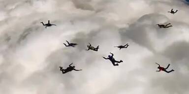 Skydiver springen durch Wolkendecke