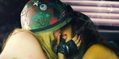 Avril Lavigne knutscht mit Frau fremd