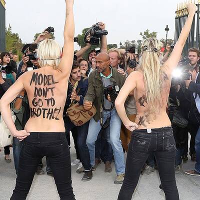 Femen stürmen Catwalk in Paris