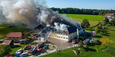 Bauernhof in Flammen: 21 Feuerwehren im Einsatz