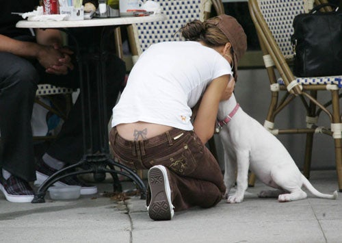 Jessica Alba zeigt sich mit Tattoo
