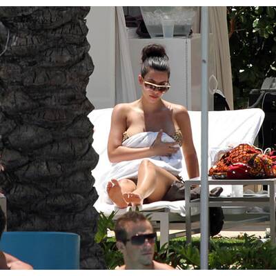 Im Bikini: Kim Kardashian chillt am Pool
