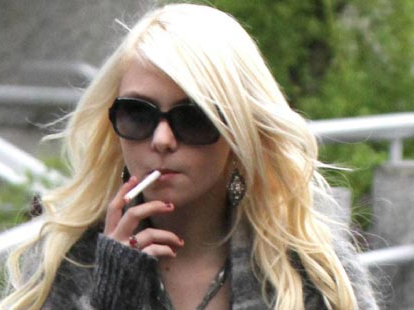 Taylor Momsen mit Zigarette erwischt - stars24