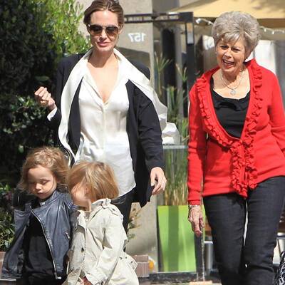 Angelina Jolie: Spaziergang mit den Zwillingen
