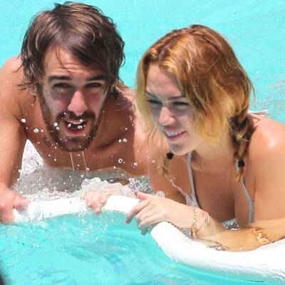 Mit wem planscht Miley Cyrus denn da im Pool?