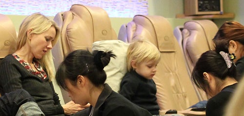 Naomi Watts mit Sohn bei der Pediküre
