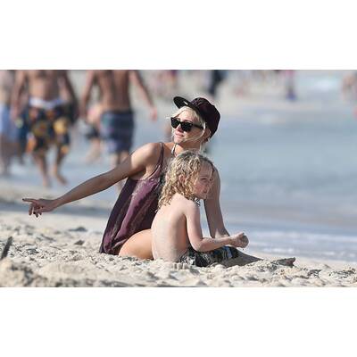 Ashlee Simpson exibe magreza em praia do Havaí