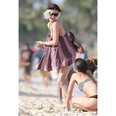 Ashlee Simpson exibe magreza em praia do Havaí