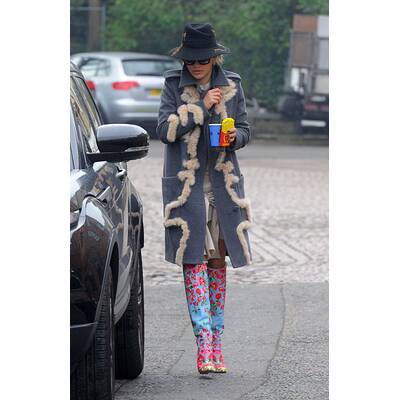 Rita Ora im Winter-Outfit mit bunten Stiefeln 
