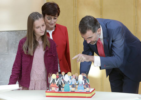 König Felipe von Spanien trifft die Gewinner eins Schüler-Wettbewerbs