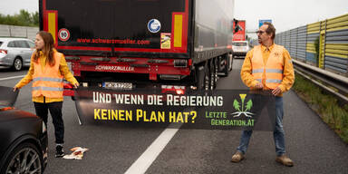Klima-Kleber blockieren Westautobahn in St. Pölten