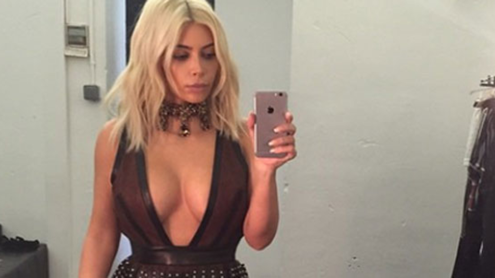 Kim Kardashian Packt Wieder Ihre Brüste Aus Stars24 