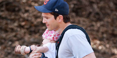 Ashton Kutcher spaziert mit Baby Wyatt