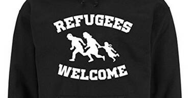 Mädchen mit "Refugees Welcome"-Shirt darf nicht ins Parlament