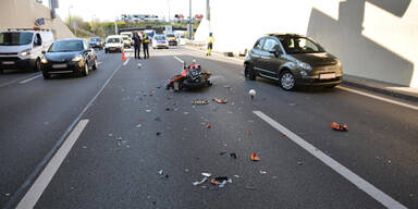 Verletzte nach Crash: Motorrad und Pkw stießen zusammen